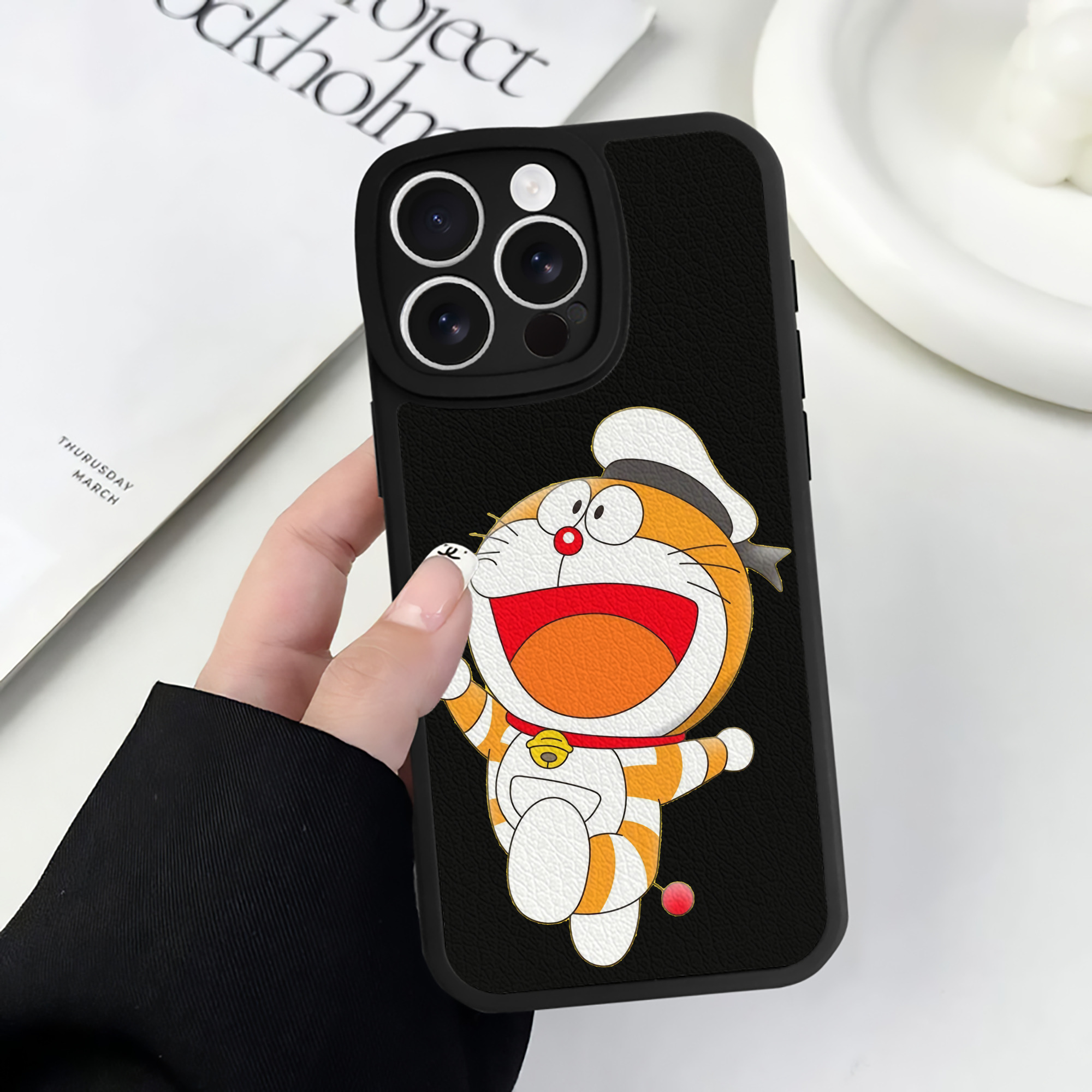 （画像用） ドラえもん Doraemon 【iPhone 16シリーズ対応】シリコンスマホケース（レザー調） 材質：シリコン